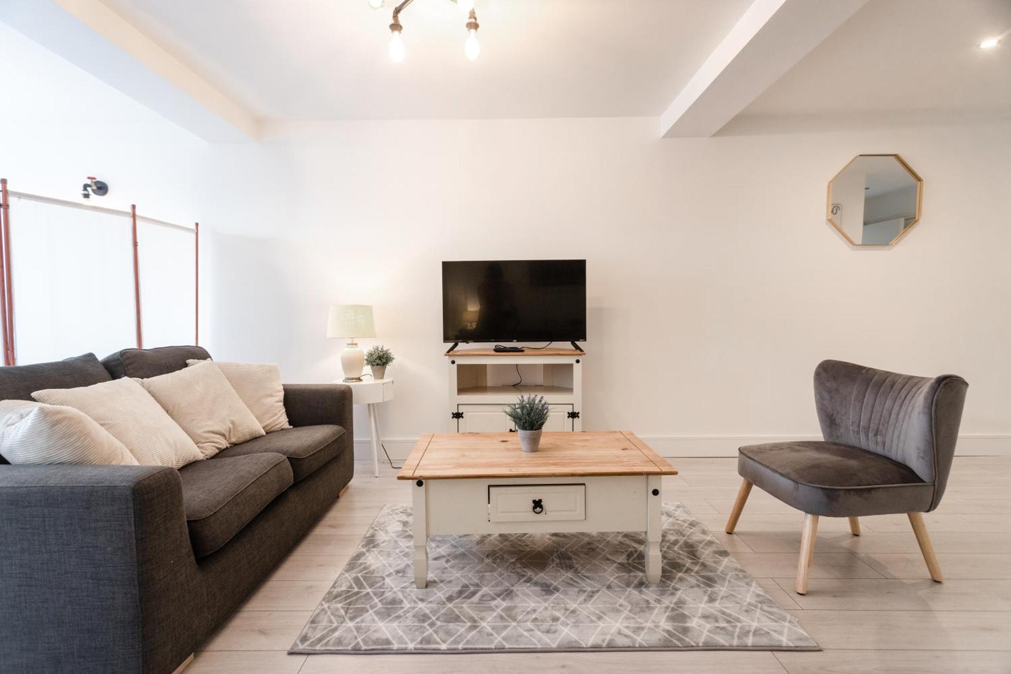 Commercial Road Location Wyvern Theatre Apartment *
