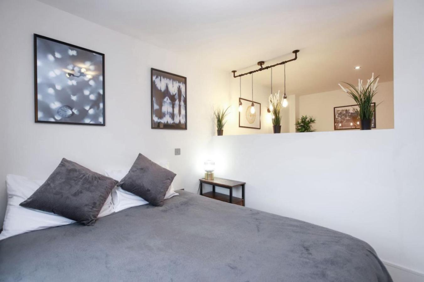 Commercial Road Location Wyvern Theatre Apartment *