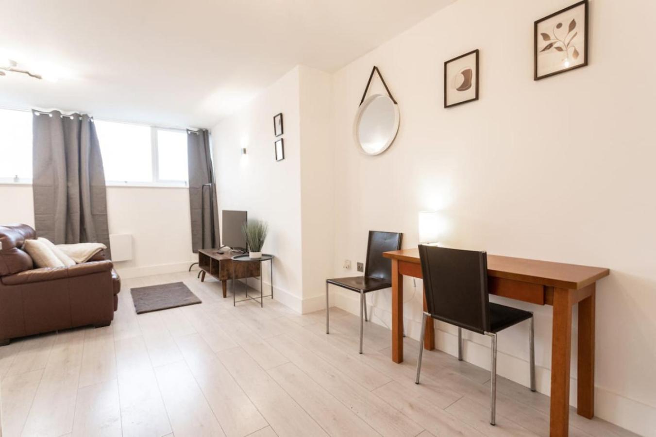 Apartment Commercial Road Location Wyvern Theatre *